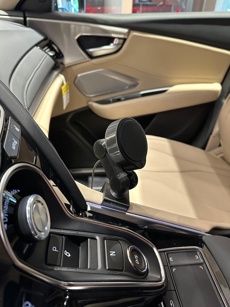 Puede incluir: Un soporte de tel&eacute;fono para coche negro con un soporte magn&eacute;tico para tel&eacute;fono fijado al salpicadero de un coche. El soporte se fija al salpicadero con una base adhesiva. El soporte del tel&eacute;fono es ajustable y se puede girar a diferentes &aacute;ngulos.