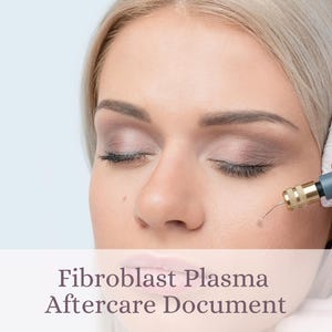 Op de afbeelding: Close-up van het gezicht van een vrouw met gesloten ogen, die een fibroblast plasma behandeling ondergaat. De tekst "Fibroblast Plasma Aftercare Document" staat onderaan de afbeelding. Een gehandschoende hand houdt het behandelingsapparaat vast.
