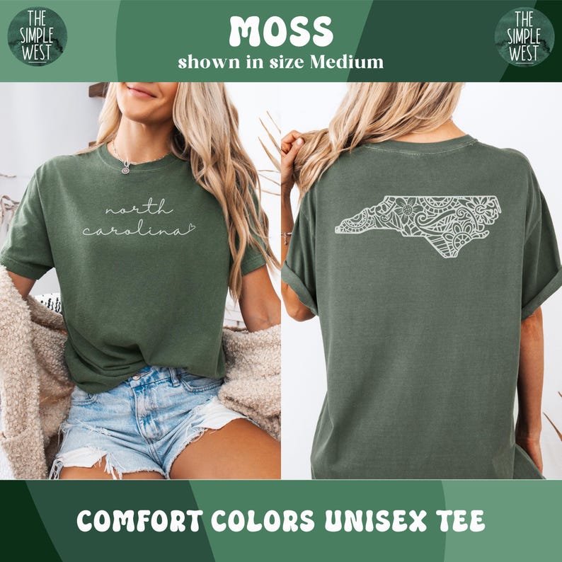 Pu&ograve; includere: T-shirt unisex Comfort Colors color muschio. La parte anteriore presenta la scritta "north carolina" in corsivo. Il retro mostra un contorno bianco dettagliato della Carolina del Nord. Il logo The Simple West &egrave; negli angoli superiori.