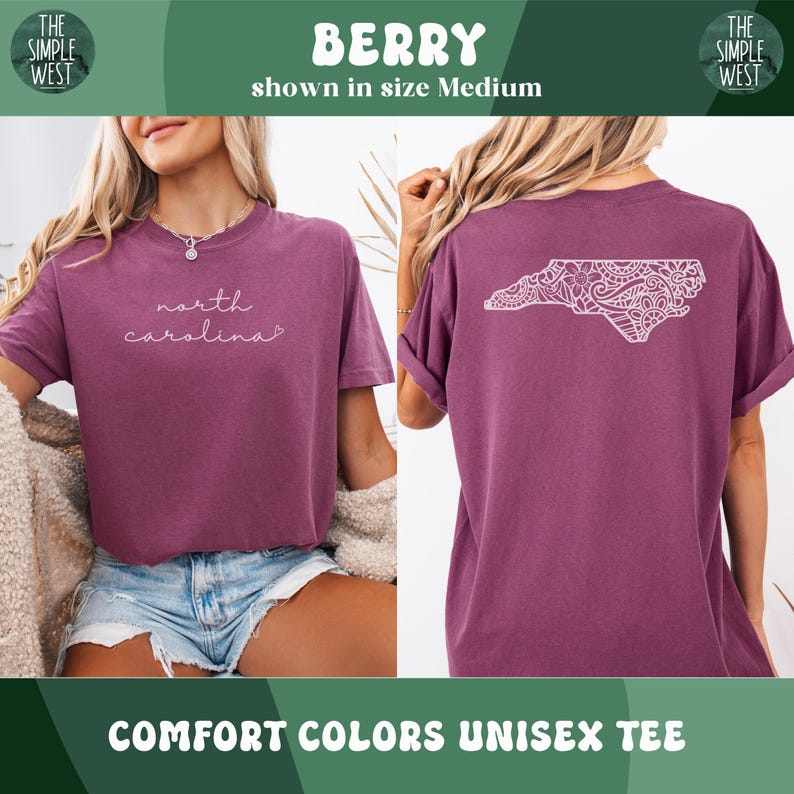 Pu&ograve; includere: T-shirt unisex Comfort Colors color bacca. La parte anteriore presenta la scritta "north carolina". Il retro mostra un contorno bianco dettagliato della Carolina del Nord. La maglietta &egrave; mostrata in taglia Medium.