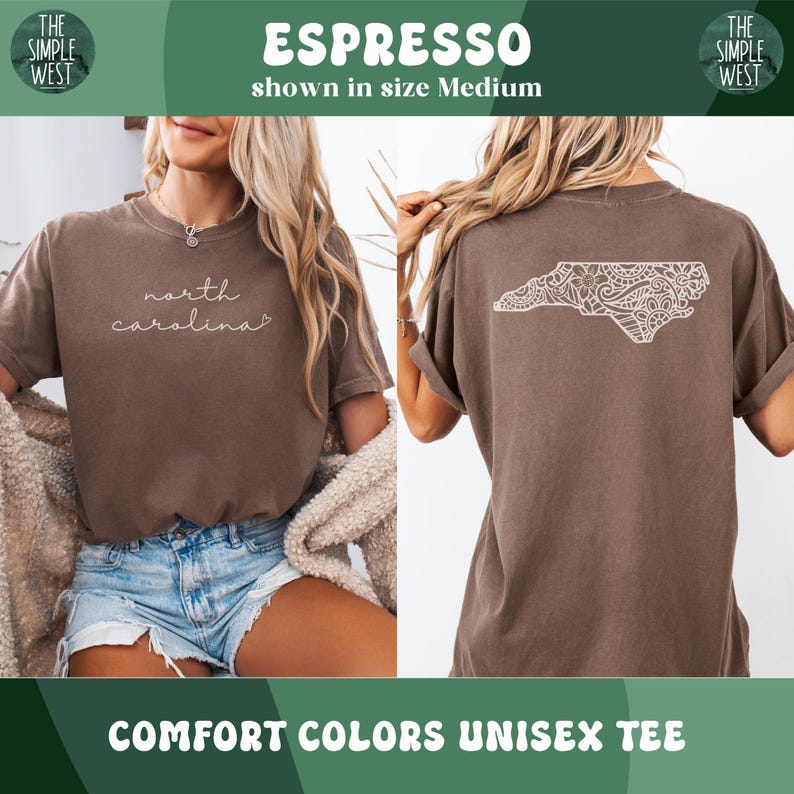 Pu&ograve; includere: T-shirt unisex Comfort Colors color Espresso. La parte anteriore presenta la scritta "north carolina" in corsivo. Il retro mostra un contorno bianco dettagliato della Carolina del Nord. La maglietta &egrave; mostrata in taglia Medium.