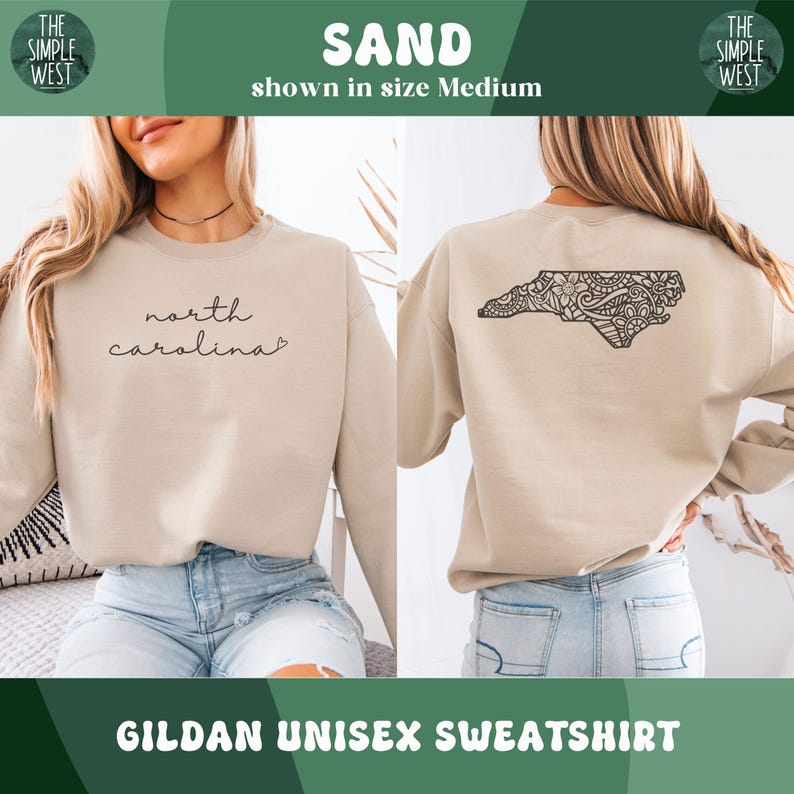 Pu&ograve; includere: Felpa unisex Gildan color sabbia. La parte anteriore presenta la scritta "north carolina" in corsivo. Il retro mostra un contorno nero dettagliato della mappa dello stato della Carolina del Nord. La felpa &egrave; mostrata in taglia Medium.