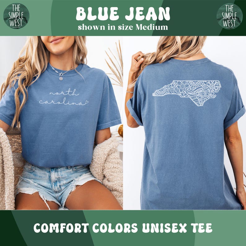 Pu&ograve; includere: T-shirt unisex Comfort Colors blu jeans. La parte anteriore della maglietta blu ha le parole "north carolina" in corsivo bianco. Il retro della maglietta presenta un contorno bianco dello stato della Carolina del Nord con un design decorativo. Il logo The Simple West &egrave; negli angoli superiori.