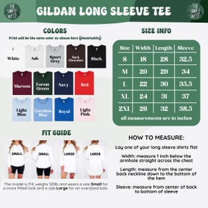 Op de afbeelding: Afbeelding van een Gildan longsleeve-tee in diverse kleuren, waaronder zwart en rood. Bevat een maattabel met afmetingen in inches en een pasvormgids. De tekst "The Simple West" staat bovenaan.