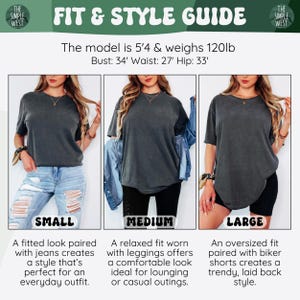 Puede incluir: Una gu&iacute;a de tallas y estilo con una modelo que lleva una camiseta gris en tallas S, M y L. La gu&iacute;a incluye las medidas de la modelo y sugiere combinaciones de ropa, como vaqueros, leggings y shorts de ciclista para diferentes estilos.