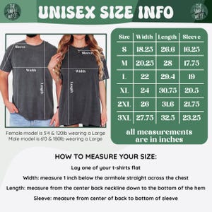Puede incluir: Gr&aacute;fico de informaci&oacute;n de tallas unisex con medidas en pulgadas. Incluye una tabla de tallas para camisetas, que muestra las medidas de ancho, largo y manga para las tallas S a 3XL. Tambi&eacute;n se proporcionan instrucciones de medici&oacute;n.