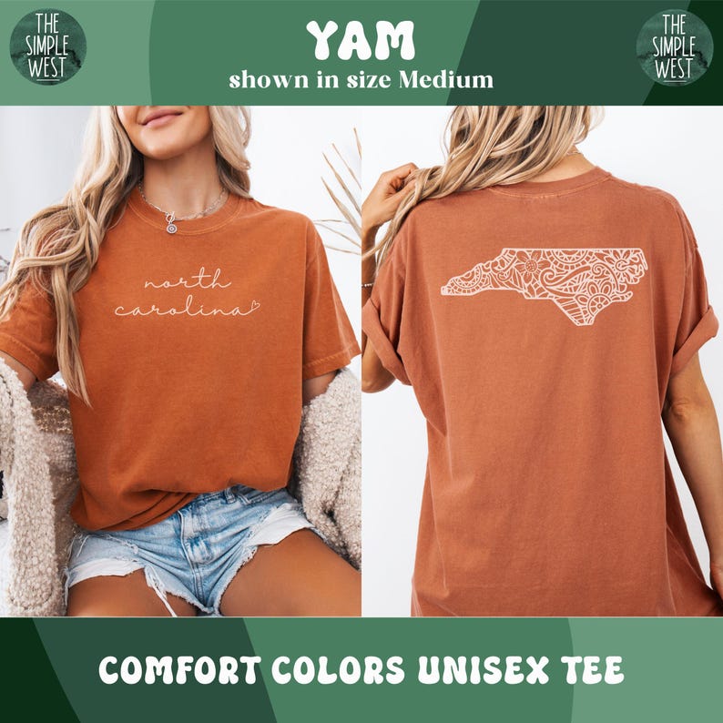 Pu&ograve; includere: T-shirt unisex Comfort Colors arancione bruciato. La parte anteriore della maglietta presenta la scritta "north carolina" in corsivo. Il retro della maglietta presenta un contorno bianco e dettagliato della Carolina del Nord. Il logo The Simple West si trova negli angoli superiori.