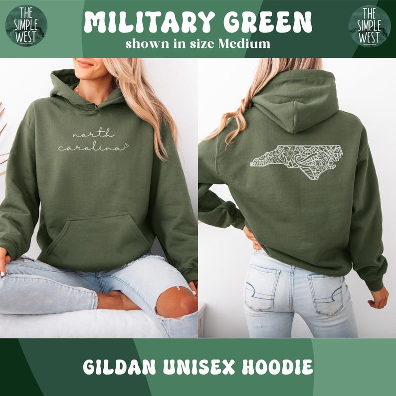 Op de afbeelding: Militairgroene Gildan unisex hoodie. De voorkant heeft de tekst "north carolina" in cursief. De achterkant toont een witte, gedetailleerde omtrek van North Carolina. De hoodie wordt getoond in maat Medium.