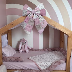 Puede incluir: Una taza de cerámica blanca con un asa negra y el texto "But First, Coffee" en negro, con una fuente de estilo manuscrito. La taza está sobre una superficie blanca.