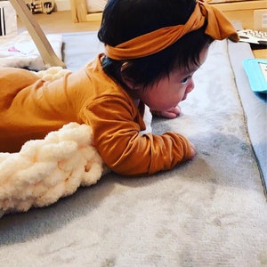 Tummy Time Bolster - Baby Belly Prop - Baby Playtime Prop - Baby Prop - Bolster a maglia a mano - Corda a maglia a mano - Prop per bambino intrecciato