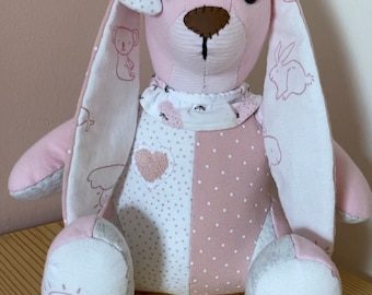 Patchwork Keepsake Bunny: handgemaakt herinneringscadeau van babykleding, Moederdag, aandenkenbeer