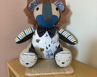 Leone patchwork ricordo: orsetto dei ricordi, ricordo degli abiti del bambino, regalo commemorativo, regalo per la festa della mamma, ricordo del bambino