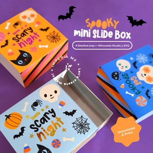 Könnte beinhalten: Vier farbenfrohe Halloween-Schiebeboxen mit gruseligen Illustrationen. Die Boxen zeigen Totenköpfe, Fledermäuse, Spinnen und den Text "Have a Scary Night" und "Get Spooky". Die Boxen sind orange, blau und hellblau.