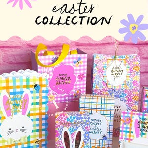 Könnte beinhalten: Eine Osterkollektion mit Geschenktüten und -boxen mit Hasen- und Blumendesigns. Der Text "Easter Collection" steht oben. Die Taschen und Boxen haben verschiedene Muster, darunter Vichy- und Blumendrucke, mit den Sätzen "Some Bunny Loves You" und "Bunny Kisses & Easter Wishes".