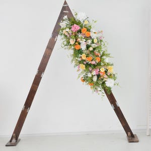 Künstlicher Blumenstrauß mit grünen, weißen und gelben Blumen für Frühlings- und Sommerhochzeit