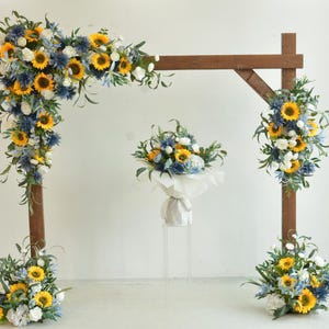 Set floreale per arco nuziale con girasoli – lussureggiante composizione floreale in giallo, azzurro polvere e bianco crema