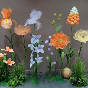 Decorazione floreale gigante autoportante, grandi fiori di carta, seta ed EVA per eventi e vetrine