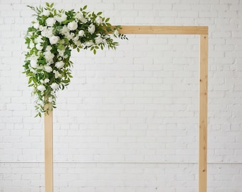 Arco nuziale classico bianco e verde con fiori, elegante decorazione per lo sfondo della cerimonia