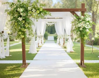 Elegante arco nuziale con composizione floreale bianca e verde