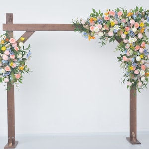 Künstlicher Hochzeitsbogen-Blumenarrangements in den Farben Blush, Pink und Gelb