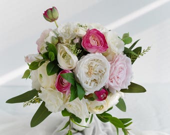 Bouquet da sposa elegante con rose bianche e cipria e accenti rosa acceso