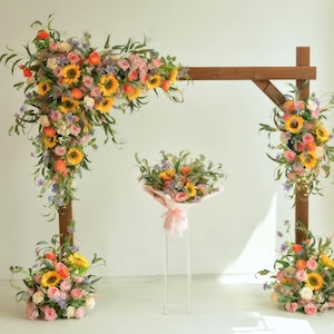Composizioni floreali ad arco con girasoli, rose ed eucalipti, festoni floreali da matrimonio in rosa, champagne, avorio