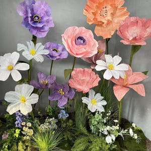 Esposizione di fiori di carta giganti per la decorazione di eventi e spazi. Decorazioni floreali artigianali.