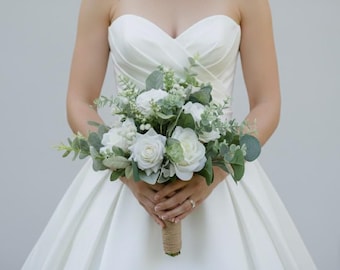 Bouquet da sposa con rose bianche e peonie e verde eucalipto