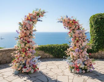 Arco floreale a corno dai colori pastello – Sfondo colorato con fiori artificiali per cerimonie nuziali da sogno.