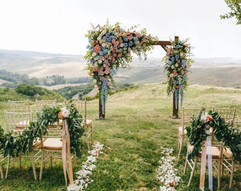 Guirnalda floral para arco de boda, flores blancas, melocotón y rosas, gran arreglo floral de fondo para la ceremonia.