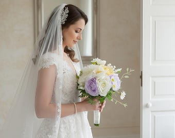 Eleganti fiori da sposa con rose bianche e bouquet da sposa color giallo cipria e lavanda
