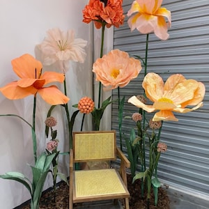 Opera d'arte gigante di fiori di carta a grandezza naturale Collezione di fiori di arancio e pesco perfetta per decorazioni di eventi