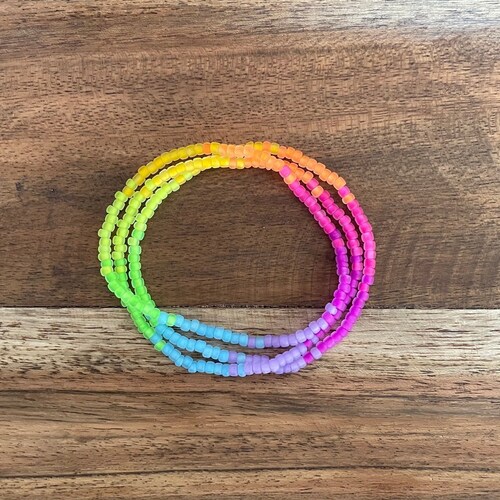 Petits bracelets extensibles en perles de rocaille ombrées néon mat