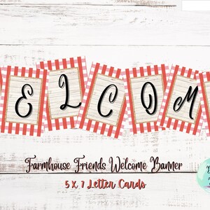 Könnte beinhalten: Rote und weiße Gingham-Willkommensbannerschilder mit dem Wort "WELCOME" in schwarzer Schrift auf Holzmaserungshintergründen. Das Banner besteht aus 5 x 7 Buchstabenkarten.