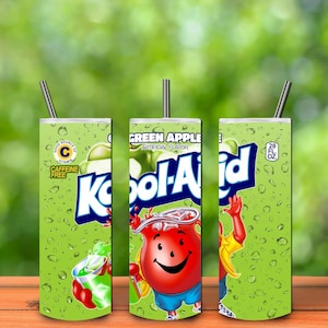 Puede incluir: Kool-Aid sabor manzana verde con un personaje rojo Kool-Aid sobre un fondo verde con gotas de agua. El texto "GREEN APPLE ARTIFICIAL FLAVOR" está en la parte superior de la imagen. El texto "CAFFEINE FREE" está en la parte inferior de la imagen.