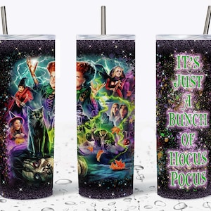 Może przedstawiać: Czarny i zielony kubek z brokatem w stylu Hocus Pocus. Kubek przedstawia siostry Sanderson z filmu Hocus Pocus, wraz z ich czarnym kotem, oraz napis "It's just a bunch of Hocus Pocus".