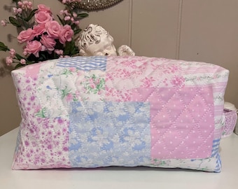 Grande trousse trapuntata con motivo floreale: pochette cosmetica patchwork realizzata a mano