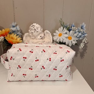 Neceser acolchado hecho a mano con diseño de cerezas: Estuche grande de algodón para cosméticos.