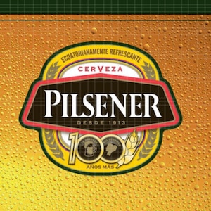 Può includere: Un logo giallo e rosso per la birra Pilsener. Il logo presenta le parole "Ecuadorianamente Refrescante" e "Cerveza Pilsener" in uno stendardo nero. Il logo include anche le parole "Desde 1913" e "100 Años Mas".