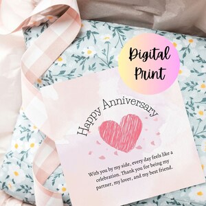Puede incluir: Una tarjeta digital imprimible con un fondo rosa y un corazón dibujado a mano. La tarjeta dice "Feliz Aniversario" e incluye el texto "Contigo a mi lado, cada día se siente como una celebración. Gracias por ser mi pareja, mi amor y mi mejor amigo."