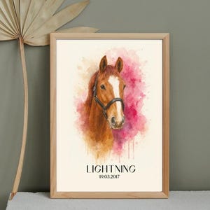 Könnte beinhalten: Ein gerahmter Aquarelldruck eines Pferdekopfes. Das Pferd ist braun mit einer weißen Blesse und einem schwarzen Zaumzeug. Der Hintergrund zeigt rosa und pfirsichfarbene Aquarellwaschungen. Das Wort "LIGHTNING" und das Datum "19.03.2017" sind darunter gedruckt.