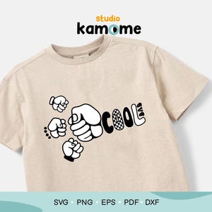Puede incluir: Camiseta beige con un diseño gráfico que presenta tres puños y la palabra "COOL" con un patrón de cuadros en la letra "O". La palabra "DAD" está encima de la letra "L". La camiseta tiene mangas cortas.