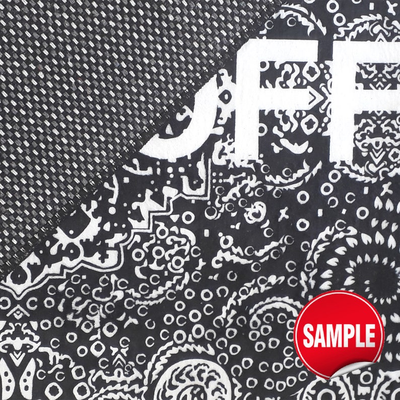 Puede incluir: Una tela en blanco y negro con un patr&oacute;n detallado de bandana de cachemira con las letras blancas JFF impresas en la parte superior. El material tiene un tejido texturizado e incluye una pegatina circular roja con el texto blanco SAMPLE.