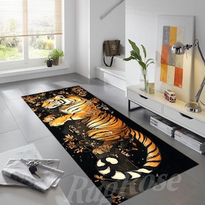 Könnte beinhalten: Rechteckiger Teppich mit detaillierter Illustration eines Tigers in Orange, Gold und Schwarz. Der Tiger hat komplizierte Streifen und ist vor einem dunklen Hintergrund mit floralen Akzenten platziert. Der Teppich ist für den Innenbereich konzipiert, ca. 200 cm lang.