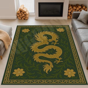 Puede incluir: Una alfombra rectangular verde con un diseño de dragón dorado. La alfombra presenta un dragón detallado en el centro, rodeado de patrones florales y de vid. El borde es dorado con un diseño de ondas repetidas.