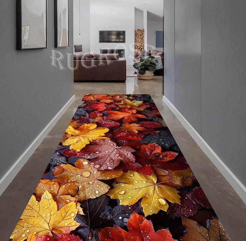 Puede incluir: Una alfombra de pasillo rectangular larga con un estampado de alta definici&oacute;n de hojas de oto&ntilde;o ca&iacute;das en tonos amarillos, naranjas, rojos y marrones. Las hojas est&aacute;n cubiertas de gotas de agua realistas, creando un revestimiento de suelo estacional.