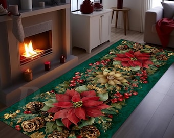 Op de afbeelding: Een groene loper met een kerstbloemenontwerp. De loper toont grote rode poinsettia's, gouden dennenappels en rode bessen. De loper is voor een open haard geplaatst en voegt een feestelijke toets toe aan de kamer.