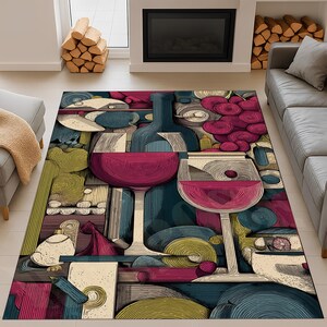 Könnte beinhalten: Ein farbenfroher Teppich mit Wein-Motiv. Der Teppich zeigt ein großes Weinglas mit Rotwein, eine Weinflasche und Trauben. Die Farbpalette umfasst Rot-, Blau-, Grün- und Beigetöne.