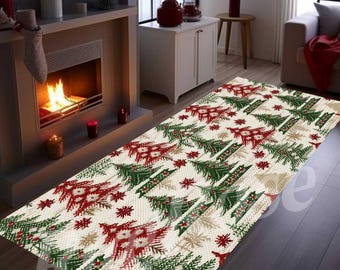 Op de afbeelding: Een rechthoekig kersttapijt met een herhalend patroon van rode en groene kerstbomen en sneeuwvlokken op een crèmekleurige achtergrond. Het tapijt ligt voor een open haard.