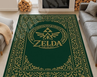 Könnte beinhalten: Ein rechteckiger grüner Teppich mit goldenem Rand und einem zentralen Emblem mit dem Wort "ZELDA" und einem stilisierten Wappen. Der Teppich liegt auf einem hellen Boden, mit einem Kamin und Möbeln im Hintergrund.
